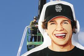 Vernon Hills' That Pillow Guy creates 'World's Largest Body Pillow' of  celebrity YouTuber