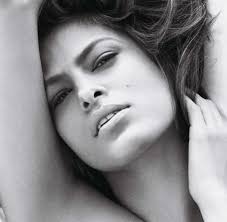 Eva mendes is an american actress, model, director, writer, producer, and businesswoman who has appeared in movies like the place beyond the pines, urban legends: Schonheitswahn Der Tagliche Wahn Der Eva Mendes Um Ihre Schonheit Welt