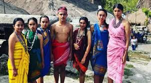 Gaya krisdayanti dengan tenunan adat. Kemewahan Kain Tenun Sumba Yang Terlihat Cantik Dan Tradisional Fashion Fimela Com