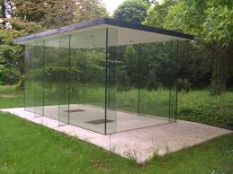 Das Gartenhaus Reduziert Auf Das Notwendigste Glas Als Statisch Tragendes Element Glasbau Gartenhaus Haus