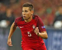 Raphaël guerreiro (raphaël adelino josé guerreiro, born 22 december 1993) is a portuguese footballer who plays as a left back for german club borussia dortmund, and the portugal national team. Raphael Guerreiro Sempre Fui Adepto Do Benfica E Espero Um Dia Poder Jogar La Tambem Serbenfiquista Com