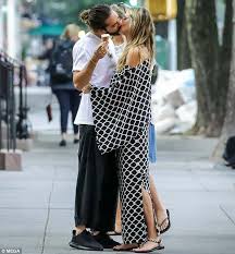 Heidi klum told us weekly how her four children feel about her husband, tom kaulitz, following their second wedding — read for more details. Heidi Klum Packs On The Pda With Boyfriend Tom Kaulitz As They Pick Up Her Daughter Lou From Camp Daily Mail Online