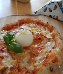 Questo formaggio fresco, a pasta filata e creato con il latte vaccino, è un. Sapori Pugliesi Qual E La Differenza Tra Burrata E Stracciatella Laterradipuglia It
