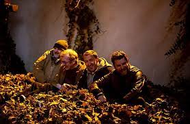 V příběhu prvoka, šampóna, tečky a karla si čtyři kamarádi ve středním věku přiznají, že nežijí tak, jak si představovali. E8vcnuoajdzwcm