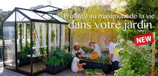 La fontaine solaire de bain d'oiseaux améliorée avec 7 couleurs led et piles rechargeables, rendant votre jardin et piscine plus beaux. Ma Jardinerie Arc Les Gray