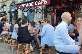 Vendredi 02 octobre à 0:06 premier quartier : Covid 19 Bordeaux Est En Alerte Rouge Renforcee Un Couvre Feu A 22 Heures Instaure Dans Les Bars Actu Bordeaux