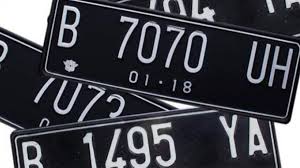 Menebalkan sebagian huruf dan angka atau menghapus dengan cat piloks, sehingga sulit dibaca. Pelat Nomor Palsu Semakin Marak Polisi Segera Bertindak