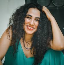 (قم برفق بوضع ورقة بيضاء على الأرض وقم بتفتيت المادة السوداء الموجودة. Ø´Ø§Ù‡Ø¯ Ø¨Ø§Ù„ØµÙˆØ± Ø²ÙŠÙ†Ø¨ ØºØ±ÙŠØ¨ ØªØ¹Ù„Ù† Ø¥ØµØ§Ø¨ØªÙ‡Ø§ Ø¨ÙƒÙˆØ±ÙˆÙ†Ø§ Ø¨Ø¹Ø¯ Ø§Ù„Ø¹ÙˆØ¯Ø© Ù…Ù† Ø§Ù„Ø¬ÙˆÙ†Ø© Ø³ÙŠØ¯ØªÙŠ Ø§Ù„Ù…ÙˆØ³ÙˆØ¹Ø©