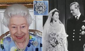 The Queen wore floral brooch she received as a wedding gift for public  appearance