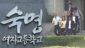 쌍둥이 적자는 1980년대 당시, 미국의 대통령인 로널드 레이건 정권 이래 미국에서 막대한 무역적자와 재정적자가 누적되는 상태를 일컫는다. ì‚¬íšŒ ìˆ™ëª…ì—¬ê³  ìŒë'¥ì´ ìžë§¤ íœ´ëŒ€í° ì† ê²°ì •ì  ì¦ê±° í¬ì°© Ytn
