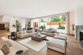 It runs roughly north to south from the crossroads with upper cheyne row, where it be. The Chelsea Party Pad That S Discreet Mansion Global