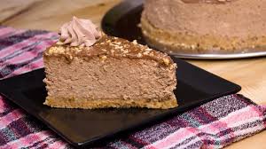 Posna reforma torta se potom lepo nafiluje i ukrasi sa seckanim lešnicima kao što se vidi na fotografiji. Ferrero Torta Bez Pecenja Youtube