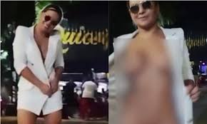 Mulher que viralizou dançando nua na rua e ficou conhecida como peladona  do blazer faz show