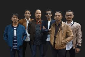 Chord dasar kunci gitar & lirik lagu ©chordtela.com. Lirik Dan Chord Lagu Senyumanmu Dari Letto