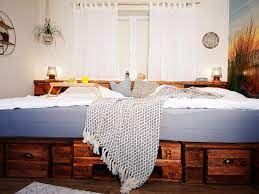 Á Palettenbett Selber Bauen Diy Europaletten Bett Anleitung 1 3 1 ein leuchtende led palettenbett. á palettenbett selber bauen diy