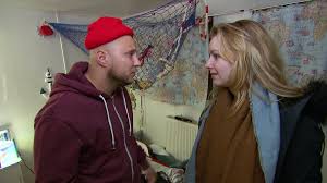 Emmi erwischt Krätze, wie er ihr Online-Konto checkt (Video) - Berlin - Tag  & Nacht - RTLZWEI