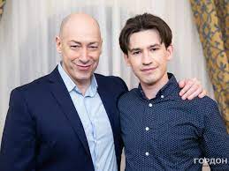 Свой творческий путь начал в 1984 году. Intervyu Gordona S Dmitriem Gordonom Mladshim Gde I Kogda Smotret Gordon