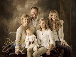 Classic Outfit Choice For A Great Family Portrait Family Portraits Family Posing Studio Family Portraits