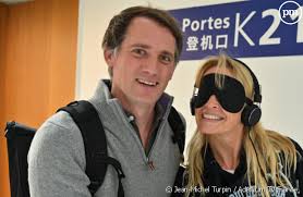 Direction le nord du kenya pour l'animateur chez les samburu, les femmes sont le cœur de la communauté. Rendez Vous En Terre Inconnue Estelle Lefebure Prochaine Invitee De Raphael De Casabianca Puremedias