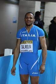 Dopo la fulminea partenza che è il suo marchio di fabbrica, il bronzo degli euroindoor litiga con il quarto e il quinto ostacolo, colpiti in pieno, e poi ritrova l'assetto corretto tra le barriere per completare la prova al primo posto. Paolo Dal Molin Alchetron The Free Social Encyclopedia