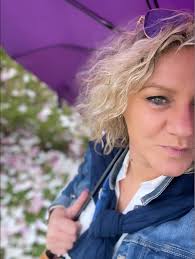 Métro, boulot, tailoring ! Notre nouveau tailleur est arrivé et il est  tellement parfait, qu'on l'ose même sorti du bureau. La veste :  https://bit.ly/2Mxzlbk Le pantalon : https://bit.ly/2K3V2S8