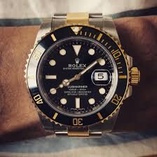 The case is made of 18 karats yellow gold. Rolex Submariner Date Oyster Black Dial With Yellow Gold Combination Watches