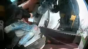 Gwen and i are praying for daunte wright's family as our state mourns another life of a black man taken by law enforcement, minnesota governor tim walz said on twitter. Uxczcv Fp68rbm