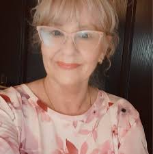 A kiedy po mnie zostaną, Skórzane buty na strychu, To wspomnij mnie czasem,  rano. Przyjdź, posiedź przy mnie, Po cichu... I nie płacz proszę, Minęło.  Jeszcze nie skończył się świat, Choć twardo