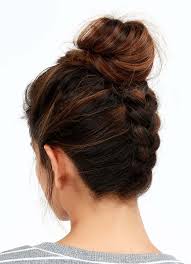 Coiffure facile à faire en 50 idées cheveux longs et la règle d'or est d'avoir des cheveux propres, sains et régulièrement peignés à l'aide d'une brosse. Tuto Coiffure Cheveux Mi Long Et Long En 9 Idees Faciles Et Rapides A Realiser