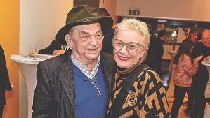 Gyula bodrogi (born 15 april 1934) is a hungarian television and film actor. Bodrogi Sosem Akart Szinesz Lenni Mindent A Noknek Koszonhet Borsonline
