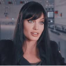 Angelina jolie ist eine der erfolgreichsten frauen hollywoods. Toastie On Twitter Angelinajolie Angelina Jolie Young And Wild Fb Salt 2010 Interview