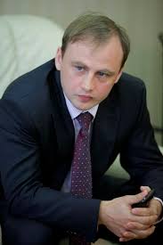 В 1998 году с отличием окончил юридический факультет московского государственного университета имени. V Ochered Na Bankrotstvo Grazhdanam Toropitsya Ne Nado