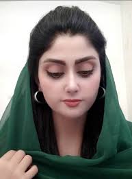 چهره شماره ( ۱۴۳ ) بیوگرافی آمنه امینی متولد سال ۱۳۷۲ از ولایت پروان  تعلیمات ابتدایی را در مکتب نسوان لیسه مریم به اتمام رسانیده و تحصیلاتش  لیسانس در بخش زبان وادبیات