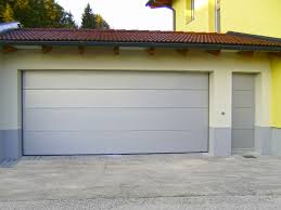 Garagentor Mit Nebenture In 2020 Garagentor Garagentore Nebenturen