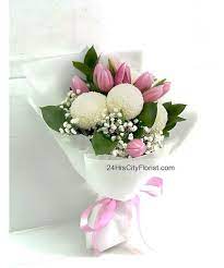 Pink Tulip Arranged With Chrysanthemom Ball Graduation Flower Bouquet Flower Arrangements Flowers Bouquet Gift