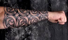 Medieval armor is bursting through this man's skin in this tattoo. Cooles Graues Keltisches Tattoo Von Harnisch In Tusche Als Armel Am Unterarm Gestaltet Tattooimages Biz