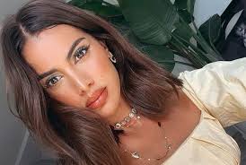 Pas de panique, l'avantage du carré est qu'il tendance et féminin, le carré long sied à tous les visages. Ce Carre Long Est Partout Sur Instagram Le Long Layered Bob Va Vous Donner