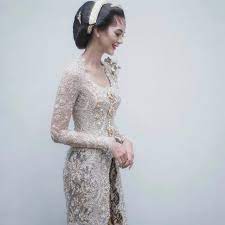 Model kebaya pengantin batak ada berbagai macam tipenya tergantung dari sukunya seperti batak toba, batak karo, batak pakpak, batak nias, batak simalungun, dan batak mandailing. 12 Kebaya Pengantin Yang Diprediksi Jadi Tren 2020