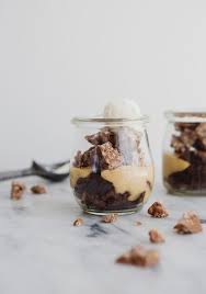 Petits Pots De Brownie Cremeux Au Caramel Croquant Au Chocolat Au Lait Trois Fois Par Jour Recipe Milk Chocolate Brownies Brownies In A Jar Chocolate Brownies