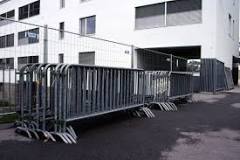 Crowd control barrier - Wikipedia