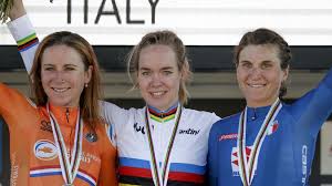 Van der breggen tenía diseñado un guión diferente para el desenlace contraatacando con violencia al esfuerzo de su compañera que queriendo reaccionar no pudo ante el empuje de la campeona de mundo de contrarreloj que se enfundó apenas dos días antes. Only The Second In History Van Der Breggen Has A Golden Double Cycling Sports