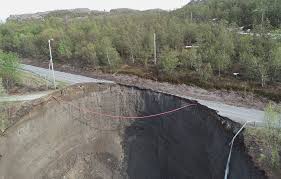 Kvikkleire er en spesiell type leire som ved overbelastning kan kollapse. Alta Jordskred Livsfarlig A Bevege Seg I Kraknes Omradet Har Registrert Kvikkleire I De Gjenvaerende Massene