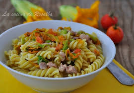 350 g di pasta corta 300 g di salsiccia fresca 15 fiori di zucca 170 g di scamorza 1 spicchio di aglio olio extravergine d'oliva sale. Pasta Con Fiori Di Zucca E Salsiccia La Cucina Di Rosalba