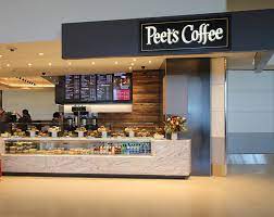 There are actually quite a few plugs here, although they are difficult to see. Peet S Coffee Tea San Francisco International Airport