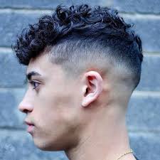Cette coupe a ensuite été reprise durant la seconde guerre mondiale par les soldats américains qui affichaient un half hawk afin d'effrayer leurs ennemies. Les Coiffures Pour Hommes 101 La Technique Fade Brosses