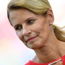 Innerhalb der fernsehsender wird jetzt diskutiert, wie man weiter mit dem thema umgeht. Zdf Katrin Muller Hohenstein Mit Ausserst Gewagtem Outfit Tv Zuschauer Reagieren Mit Lautem Spott Fussball