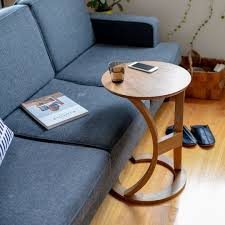 本日発売 ソファサイドにピタッ と寄り添う サイドテーブル に 新色ブラウンが仲間入り その使い勝手の良さとデザインから 当店でも人気の 木のサイドテーブル に 本日より新色 サイドテーブル 部屋 インテリア インテリア