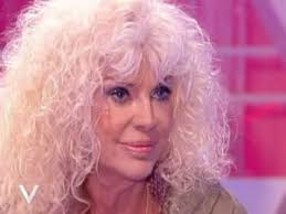 Nel 1979 donatella rettore sbancò le classifiche europee con splendido splendente, scritta da lei medesima con la musica di claudio rego e la produzione di roberto dané. Donatella Rettore Si Svela Fra Malattia Trasfusioni E Perdita Di 500 Mila Euro