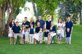 I Wanna Talk About Me Meet The Family Large Family Photos Large Family Pictures Extended Family Pictures
