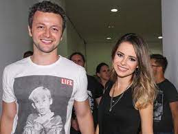 Aún no tenemos ningún álbum de este artista, pero puedes colaborar enviando álbumes de lucas lima (católico). Nao E Fa E Agressor Diz Lucas Lima Marido De Sandy Sobre Rapaz Que Puxou O Cabelo Da Cantora Folha Pe